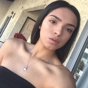 Meet your Posher, Maya